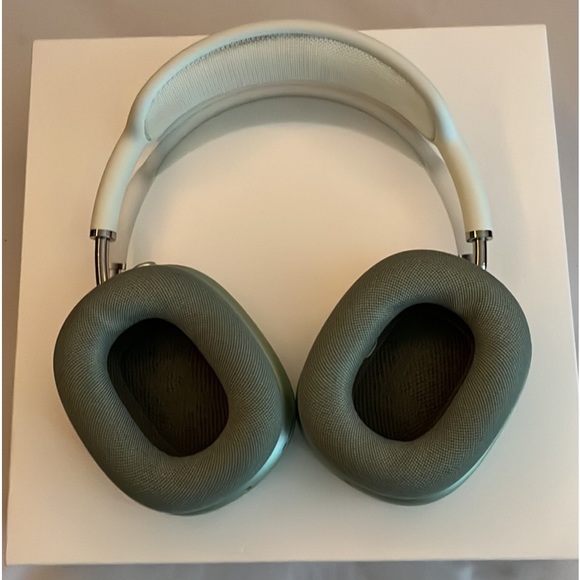 Used (Like New) Apple AirPod Max - Picture 2 of 10